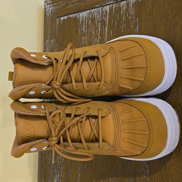 Nike Boots Size 4 - Picture 6 of 8